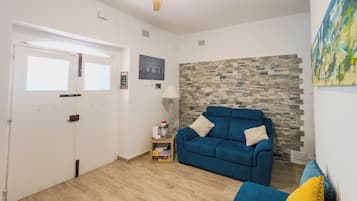 Fernseher, Kamin, Bücher