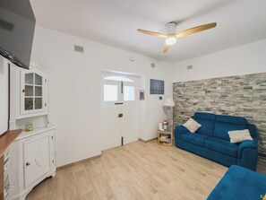 TV, fireplace, books - Farmhouse in the green 5 minutes from the sea - 1km highway- parking-relax zone  (san vito chietino)