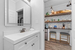 Regadera, secadora de cabello, toallas 