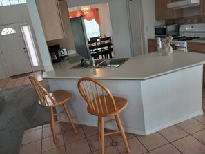 Frigorifero, microonde, forno, piano cottura