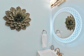 Douche, sèche-cheveux, serviettes fournies