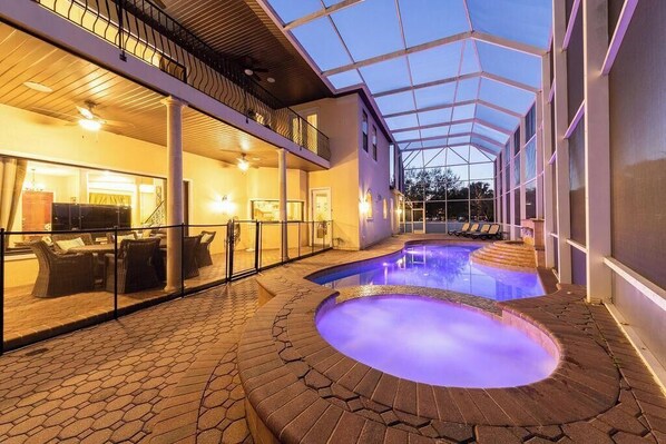 A heated pool - Spacious 7 Bedroom Home Close to Disney on the luxurious Formosa Gardens (Kissimmee)