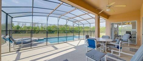 حمّام سباحة مُدفَّأ