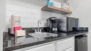 Réfrigérateur, micro-ondes, cafetière/bouilloire, grille-pain