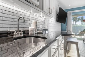 Micro-ondes, cafetière/bouilloire, grille-pain