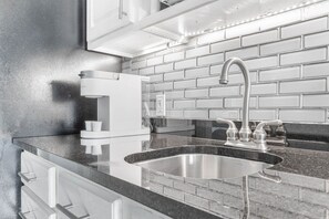 Regadera, secadora de cabello, toallas 