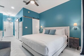 WiFi (無料)、ベッドシーツ