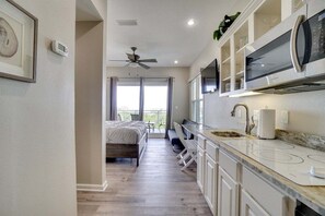 Senger med overmadrass, wi-fi (inkludert), sengetøy og rullestolvennlig