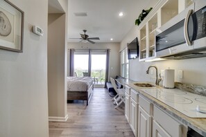 Pillow-top beds, free WiFi, bed sheets - "Sun Seeker 30A" #400 Studio Sleeps 3 (Seacrest)