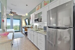 Mikrowelle, Wasserkocher mit Kaffee-/Teezubehör, Toaster