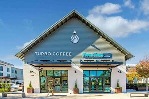 Un edificio con los rótulos 'TURBO COFFEE' y 'Peccini's ICE CREAM CANDY KITCHEN'.