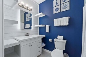Douche, sèche-cheveux, serviettes fournies