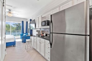 Kühlschrank, Mikrowelle, Wasserkocher mit Kaffee-/Teezubehör, Toaster