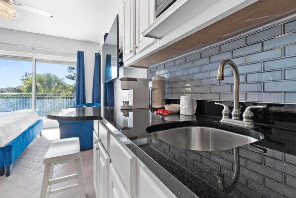 Kühlschrank, Mikrowelle, Wasserkocher mit Kaffee-/Teezubehör, Toaster