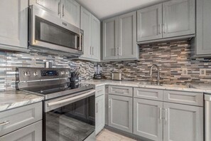 Fridge, microwave, stovetop, dishwasher