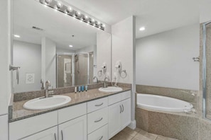 Shower, hair dryer, towels - Moon Beach 1507-3BR PCB-Sleeps 6 (Panama City Beach)