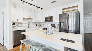 Frigorifero, microonde, forno, piano cottura