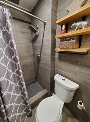 Shower, hair dryer, towels - 2 Bed, 1 Bath. Month to Month. Close to Rutland (Killington)