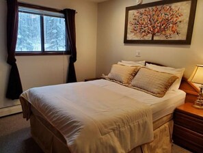 2 bedrooms, iron/ironing board, free WiFi, bed sheets - 2 Bed, 1 Bath. Month to Month. Close to Rutland (Killington)