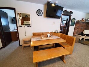 Interior - 2 Bed, 1 Bath. Month to Month. Close to Rutland (Killington)