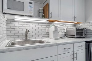 Refrigerador, microondas, cafetera y tetera y tostadora