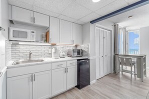 Refrigerador, microondas, cafetera/tetera, utensilios de cocina