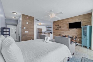 Free WiFi, bed sheets, wheelchair access - Beaches on my Mind 1609-Gulf Studio-Sleeps 2 (Panama City Beach)