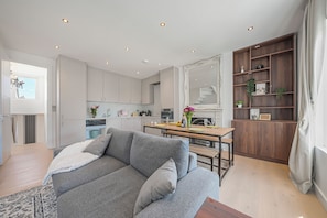 Smart TV, books - Oversize 3Bed 2bath Victorian Penthouse w/ AC in Maida Vale (London)
