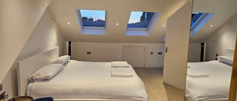 3 bedrooms, in-room safe, desk, iron/ironing board