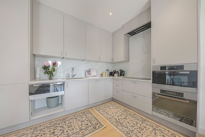 Fridge, microwave, oven, stovetop - Oversize 3Bed 2bath Victorian Penthouse w/ AC in Maida Vale (London)