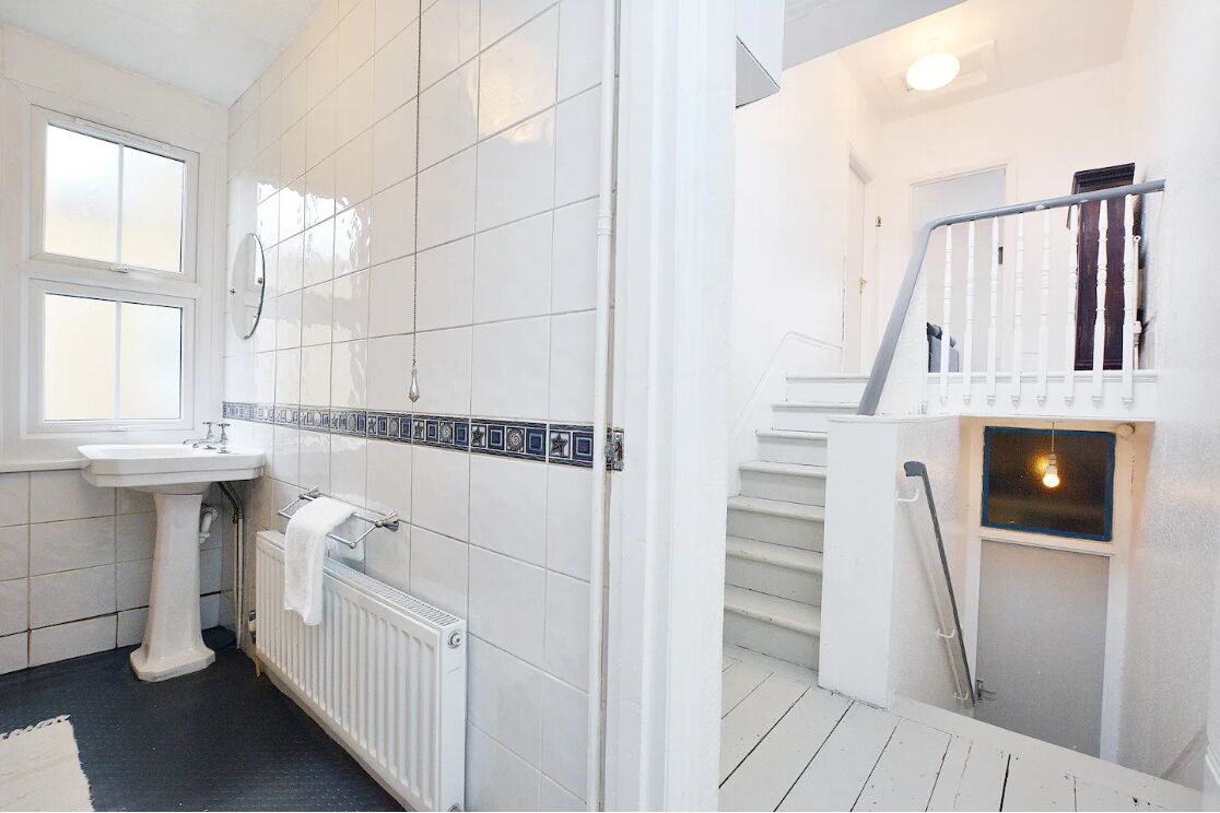 Sèche-cheveux, serviettes fournies, savon, shampoing