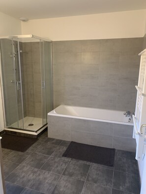 Regadera, toallas, jabón, papel de baño 
