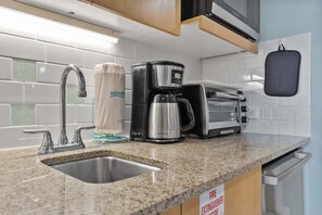 Kühlschrank, Mikrowelle, Wasserkocher mit Kaffee-/Teezubehör, Toaster