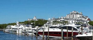 Un port de plaisance où sont amarrés de nombreux yachts.