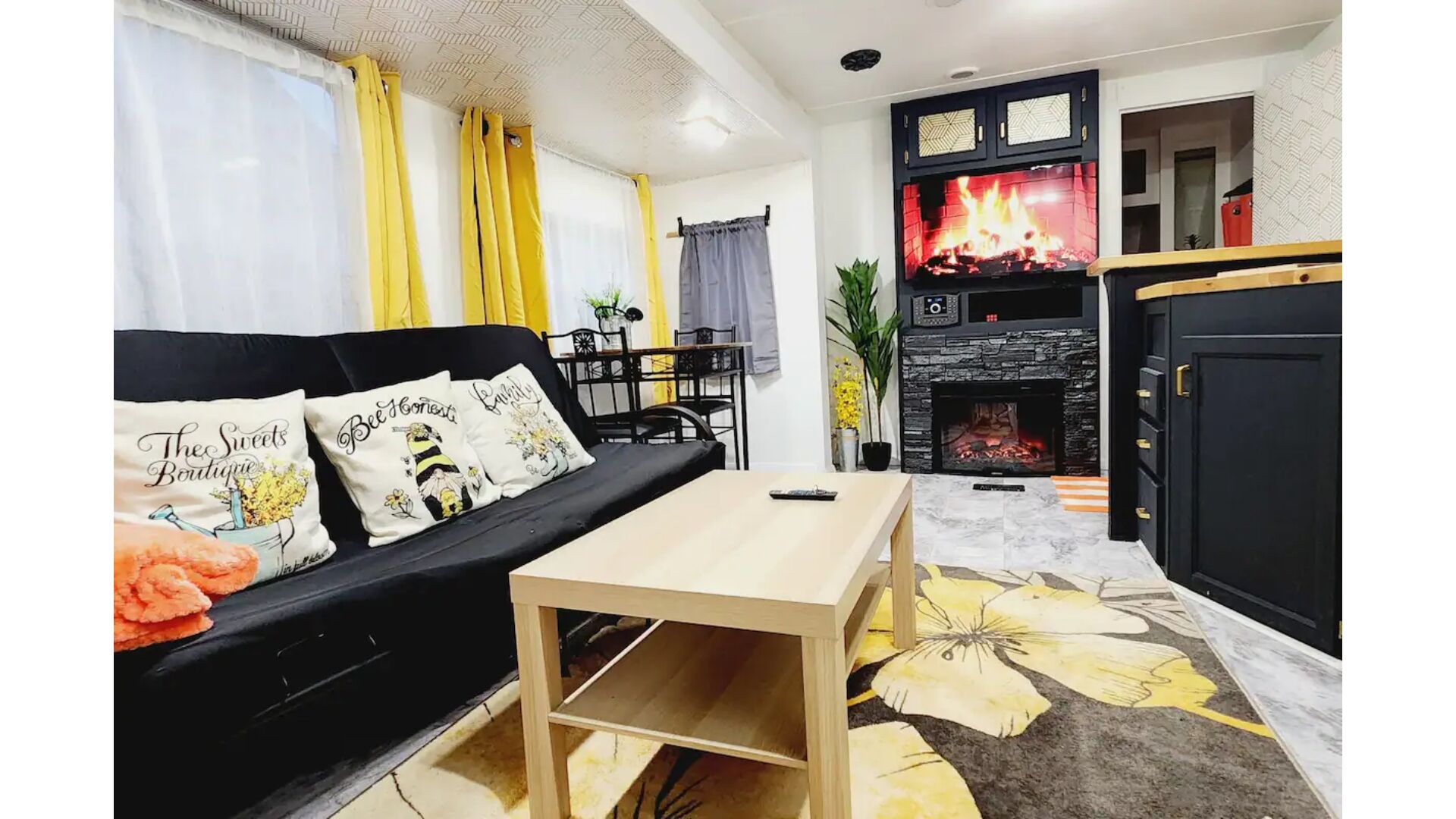 智能电视、壁炉、书