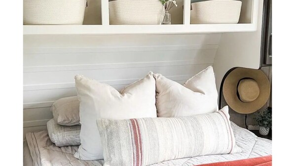 1 sovrum, skrivbord, strykjärn/strykbräda och resesäng