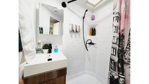 Shower, hair dryer, bidet, towels - Ultra lux tiny home w/hot tub, queen bed, nature. (Tukwila)
