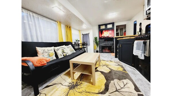 Smart TV, fireplace, books - Ultra lux tiny home w/hot tub, queen bed, nature. (Tukwila)