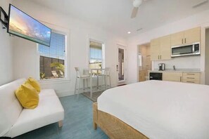 Studio with 1 king size bed - The Bahama 2-Pool Access–Sleeps 2 (Inlet Beach)