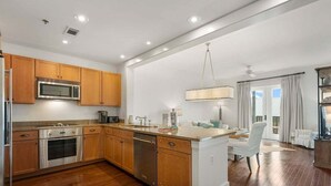 Cafeteira/chaleira, geladeira, micro-ondas, cooktop