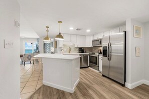 Micro-ondes, plaque de cuisson, lave-vaisselle, cafetière/bouilloire