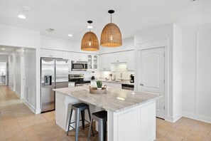 Microondas, placa de cocina, lavavajillas y cafetera o tetera