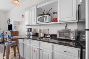 Kühlschrank, Mikrowelle, Wasserkocher mit Kaffee-/Teezubehör, Toaster