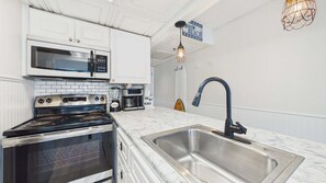 Wasserkocher mit Kaffee-/Teezubehör, Kühlschrank, Mikrowelle, Herdplatte