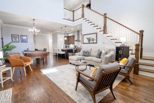 Smart TV - 12 South Beauty with a Pool Table & Screened Porch (Nashville)