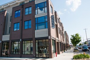 Exterior - 12 South Beauty with a Pool Table & Screened Porch (Nashville)