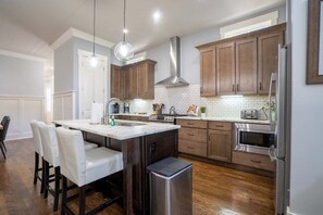 Microwave, stovetop, dishwasher, coffee/tea maker