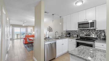 Lemari es, microwave, oven, dan kompor