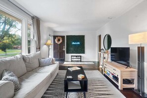 TV - Modern  Musical 1950s Ranch-Sleeps 7-Pet Friendly (Nashville)