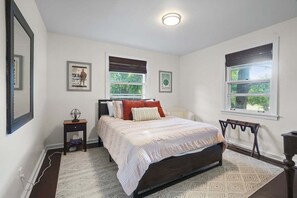2 bedrooms, free WiFi, bed sheets - Modern  Musical 1950s Ranch-Sleeps 7-Pet Friendly (Nashville)